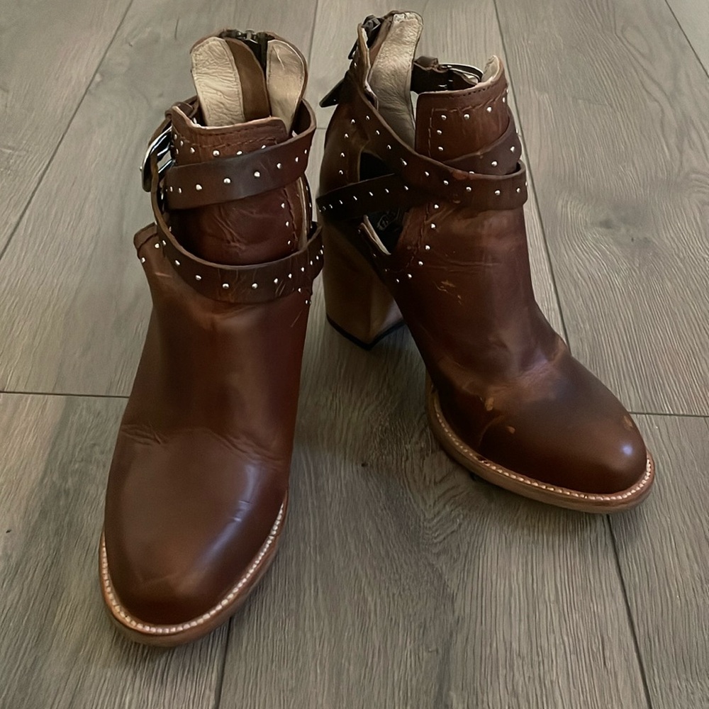 Freebird by Steven Rainbow Studded Buckle Straps Leather Ankle Boots Sz:9 Cognac - Picture 5 of 13